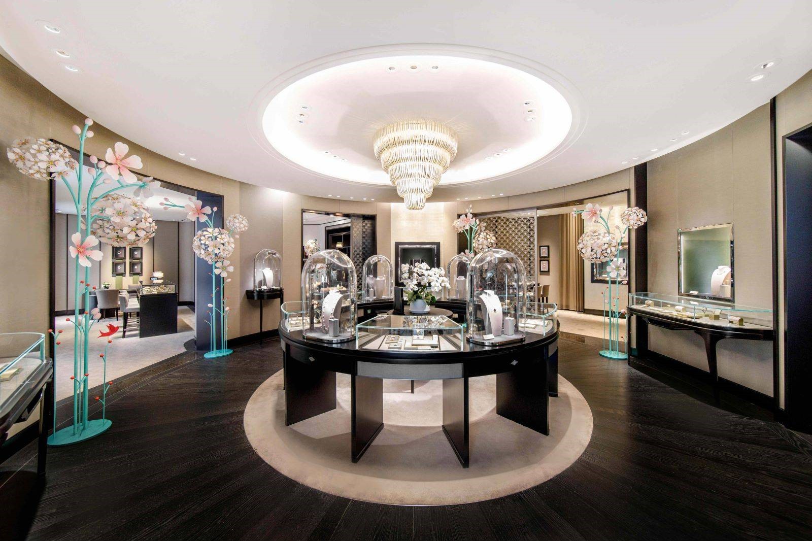 关注 Van Cleef & Arpels梵克雅宝 以花开盎然之姿，开启“春之礼赞”序幕